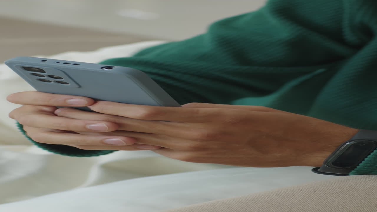 Mani di un uomo d'affari che invia un'e-mail tramite smartphone