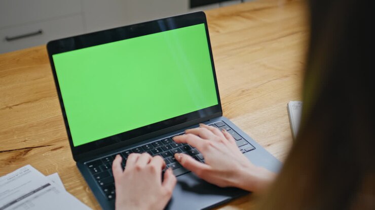 Frau tippt auf einem Mockup-Laptop auf einem Schreibtisch, Nahaufnahme. Geschäftsfrau schreibt