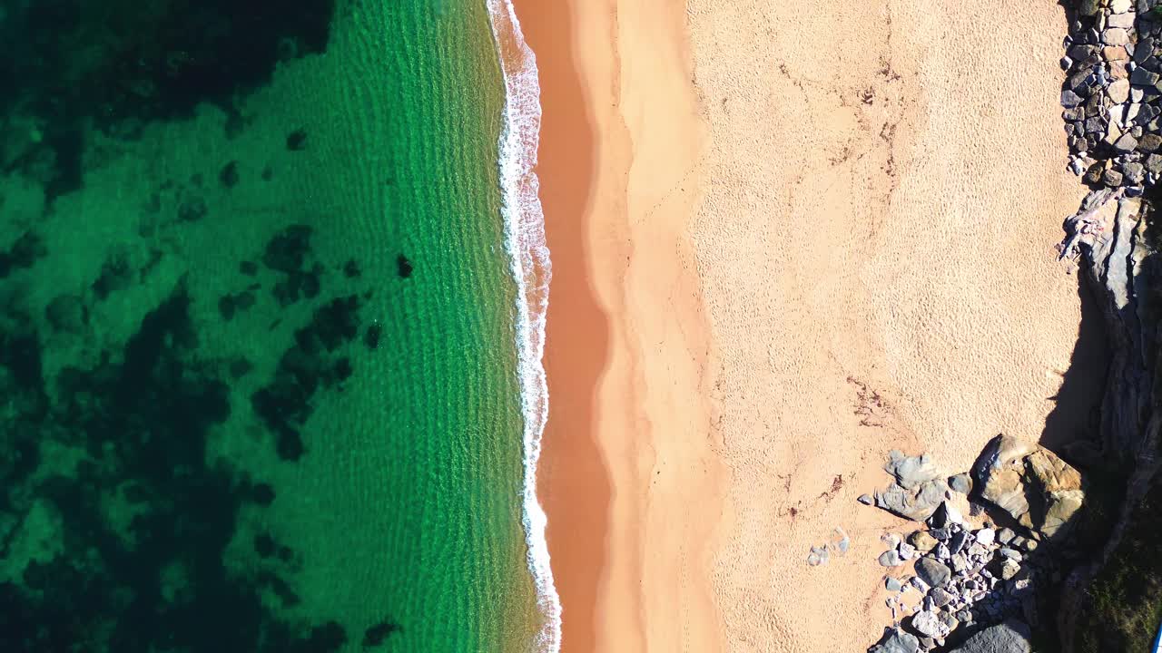 vista aerea di una spiaggia tropicale, onde blu, 4k