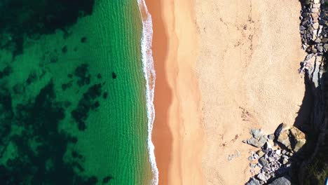 Vista-Aérea-De-Playa-Tropical,-Olas-Azules,-4k