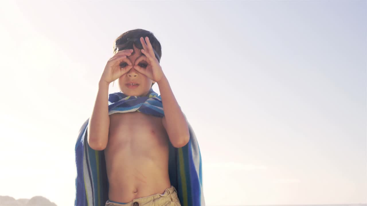 휴일 놀이에 귀여운 소년