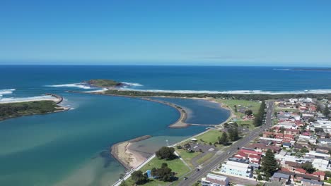 Toma-Aérea-De-La-Entrada-Del-Lago-Illawarra-Que-Muestra-La-Isla-Windang-Y-Los-Parques-Circundantes.