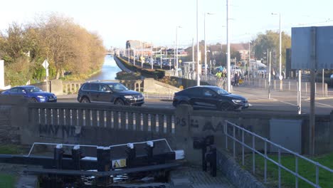 Szene-Von-Fahrzeugen,-Die-Am-Nachmittag-Auf-Der-Belebten-Inchicore-kreuzung-In-Dublin,-Irland,-Fahren