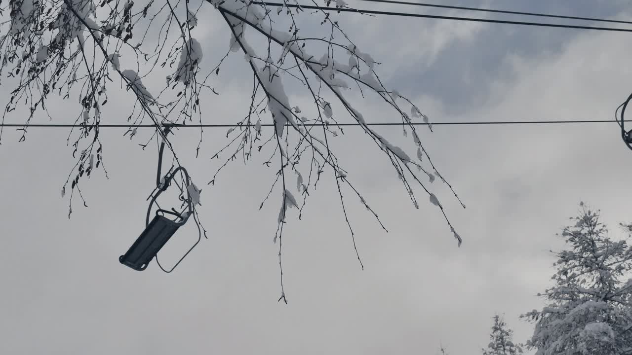 프랑스 알프스에서 스키 휴가를 즐기는 스키어들과 함께 움직이는 스키 리프트를 향해 걸어가는 아래 전망