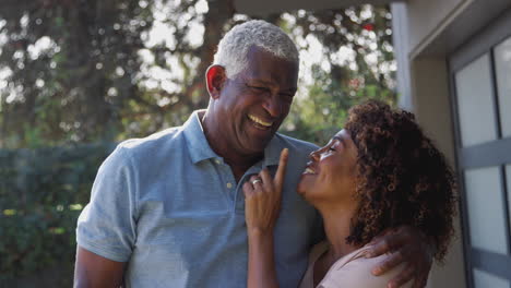 Retrato-De-Una-Pareja-Afroamericana-De-Alto-Rango-Sonriente-En-El-Jardín-De-Casa