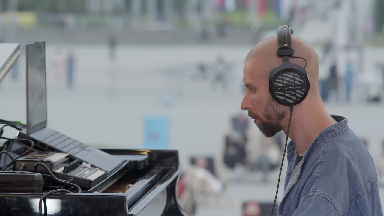 dj actuando en vivo con auriculares