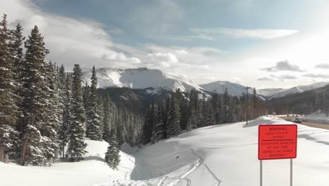 Orangefarbenes-Lawinenexplosionsschild-Am-Berthoud-Pass-In-Den-Colorado-Rockies