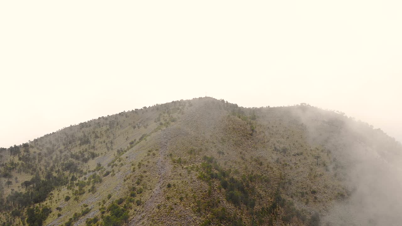 vista aérea de la ladera de el ajusco envuelta en una niebla baja en méxico