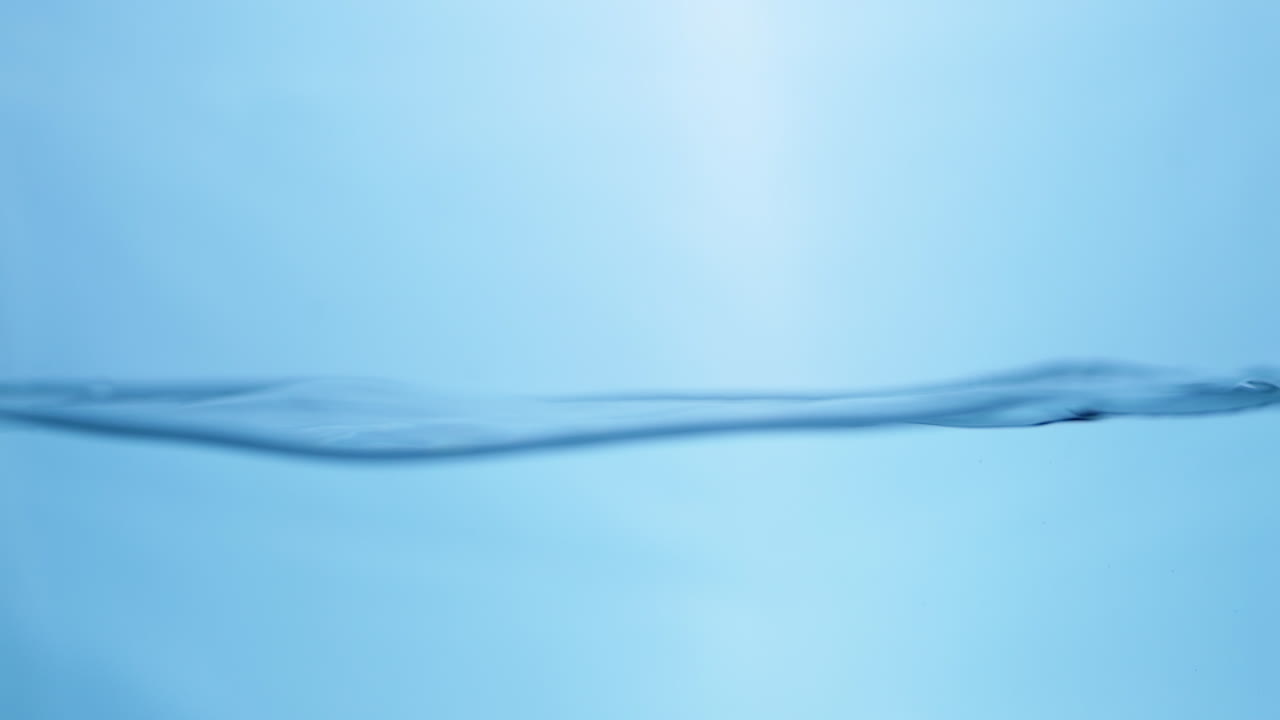 크리스탈 은 파란 광물 물의 물결은 물 크에 작은 거품과 물방울을 만니다.