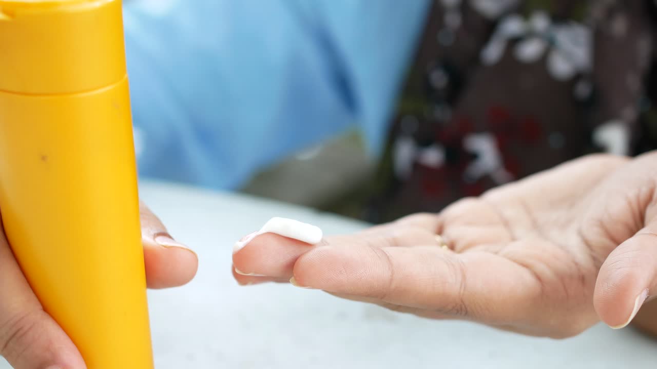 자외선 차단제를 사용하는 젊은 여성 ,