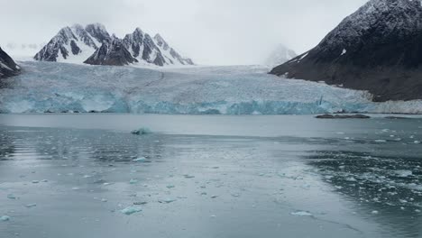 Cámara-Lenta-Hacia-El-Glaciar-Y-Las-Montañas-Reflejadas-En-El-Agua