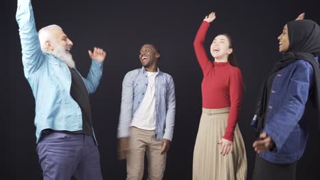 Amigos-Sonrientes-De-Diferentes-Razas-Y-Culturas-Socializan-Y-Se-Regocijan.