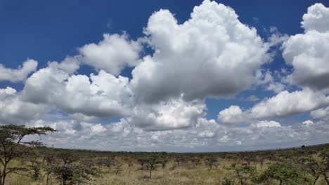 panorama de una gran nube blanca sobre un cielo azul claro en cámara lenta