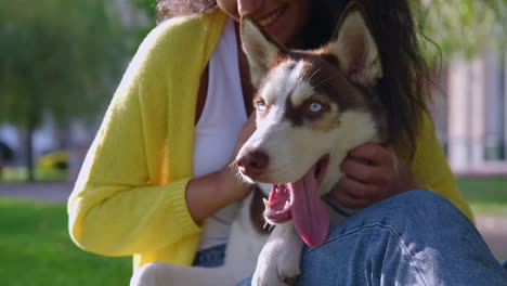 mujer y husky siberiano en un parque