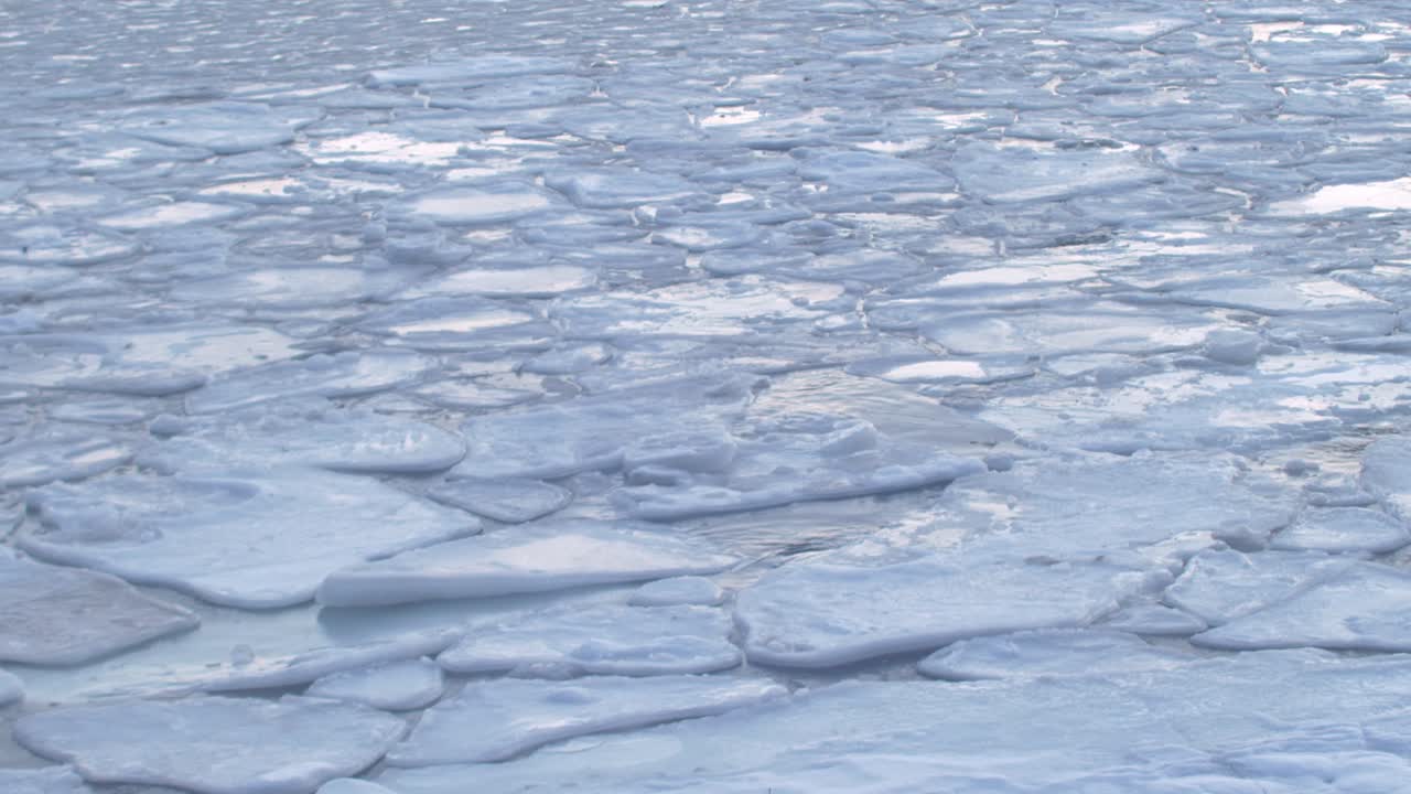 북부 노르웨이, 해수면에 떠있는 녹는 얼음의 큰 조각, 오랜 시간 동안 아름다운 자연 영상