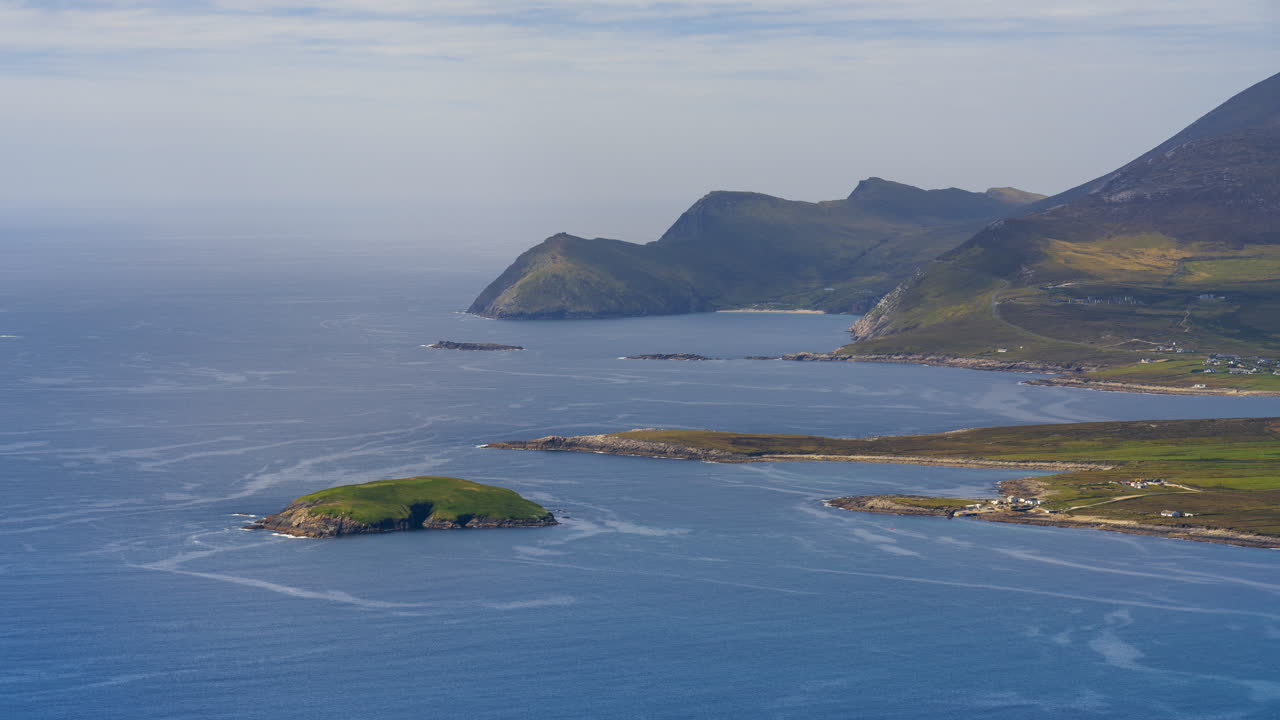 아일랜드 카운티 마요에 있는 아킬 섬의 미나그온 고지에서 본 화창한 날 구름이 그림자를 드리우는 해변만의 저속 촬영