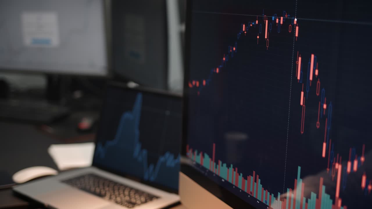 análisis de los cambios en el mercado bursátil en la oficina en el hogar, pantalla de computadora con gráficos