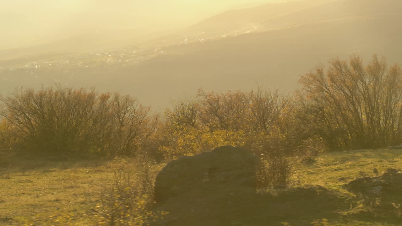 paisaje montañoso de otoño con valle de niebla