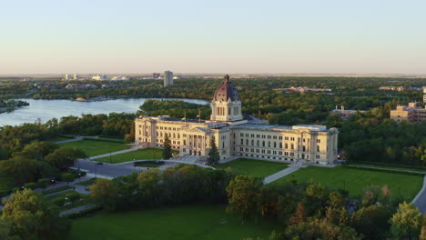 Toma-Aérea-Sobre-El-Edificio-Legislativo-Regina-En-Verano-Al-Atardecer