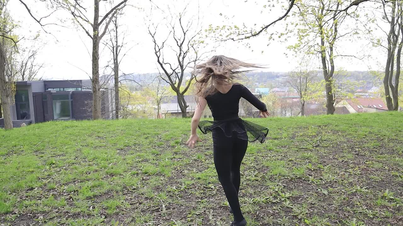 녹색 공원에서 공연하는 아름다운 댄서