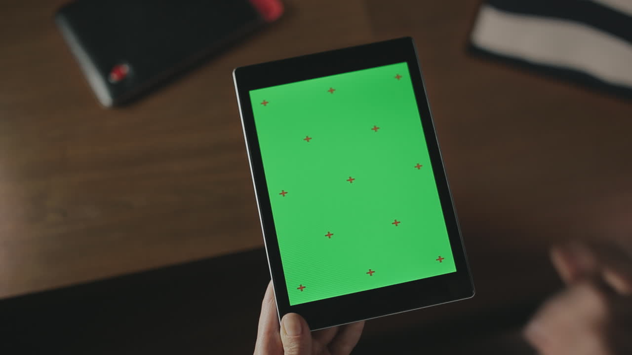 la mano de la mujer tocando la tableta de pantalla verde. cerrar la tableta de la mujer tocando el dedo