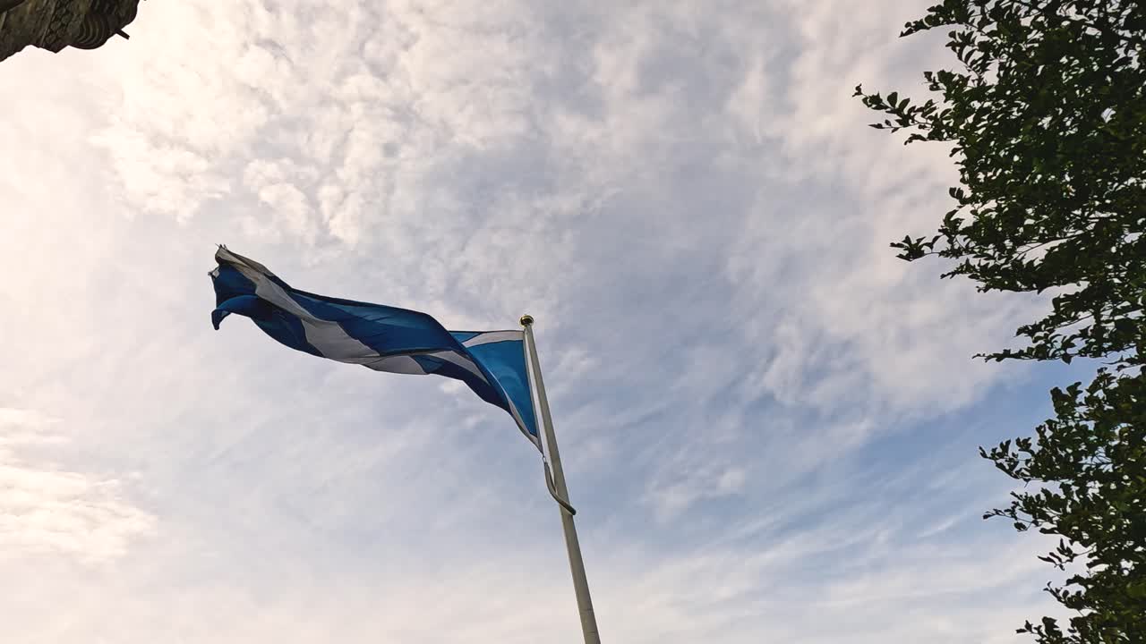Skotsk flag vajende nær William Wallace-monumentet