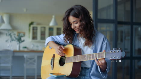 Mädchen-Spielt-Gitarre.-Gitarristin-Nimmt-Gitarrensound-Auf-Dem-Mobiltelefon-Auf