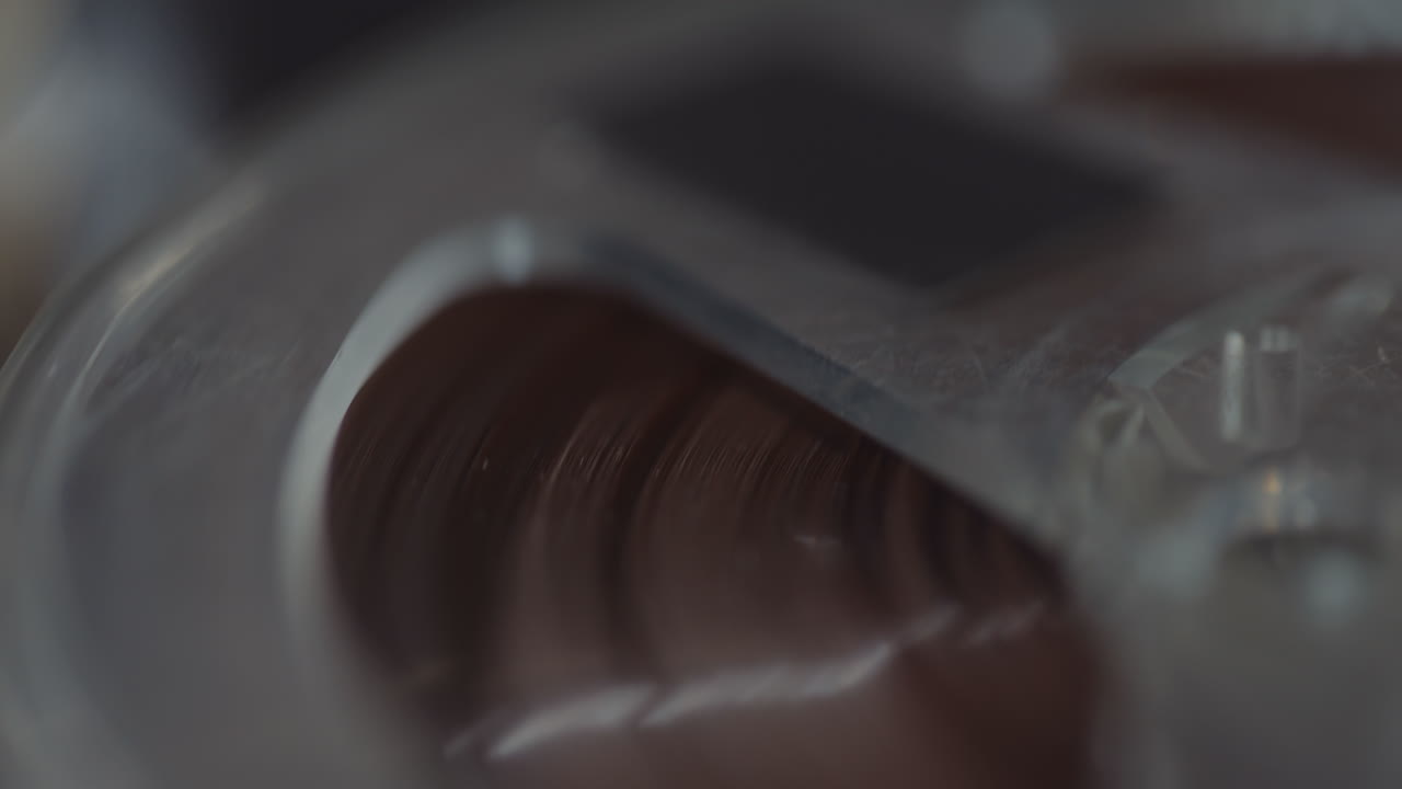 el espía escucha grabaciones discretas.