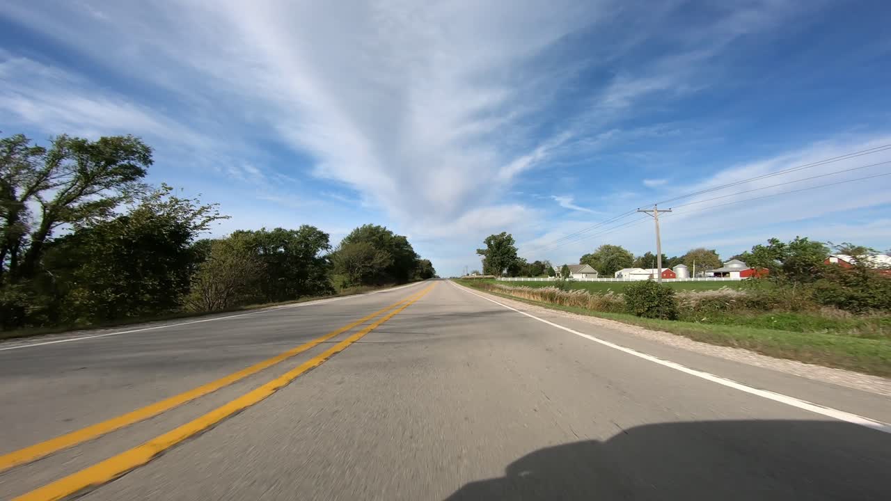 시골 아이오와를 운전하는 동안 운전석 창문을 통해 pov