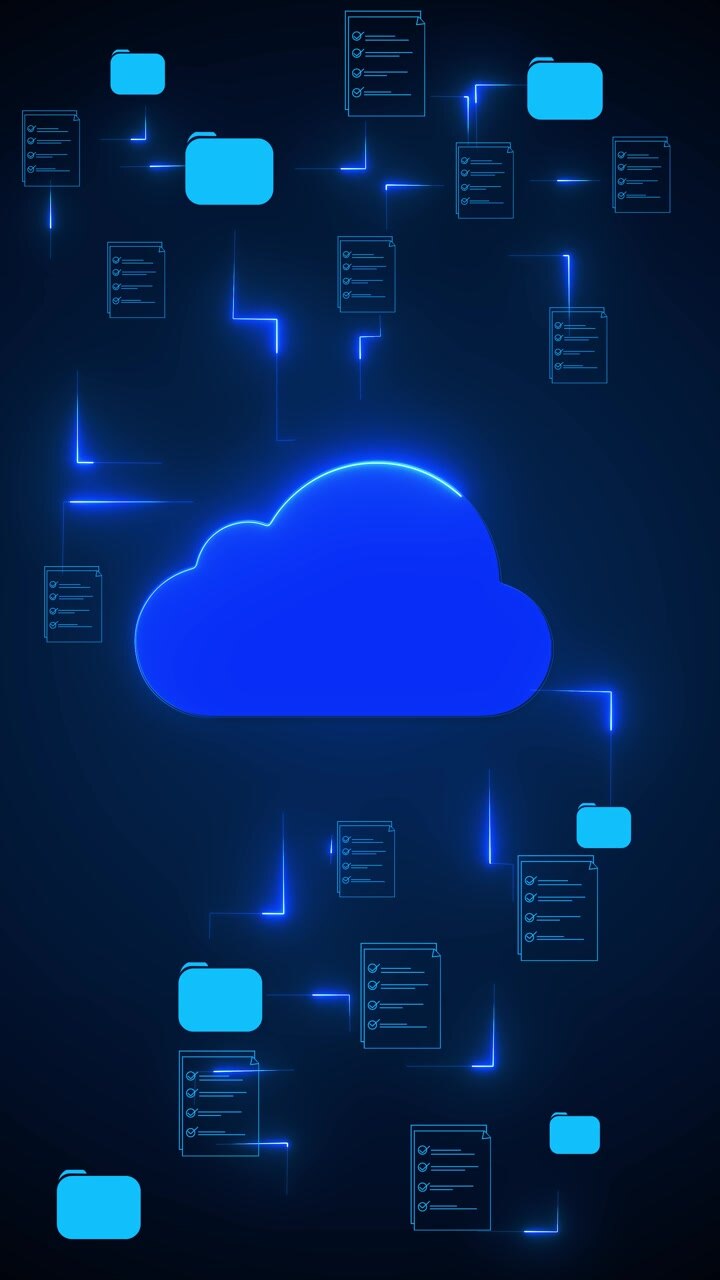 Mørke digitale cloud-lagringsdokumenter med forbundne mapper, tjeklistefiler og blå neonstier.