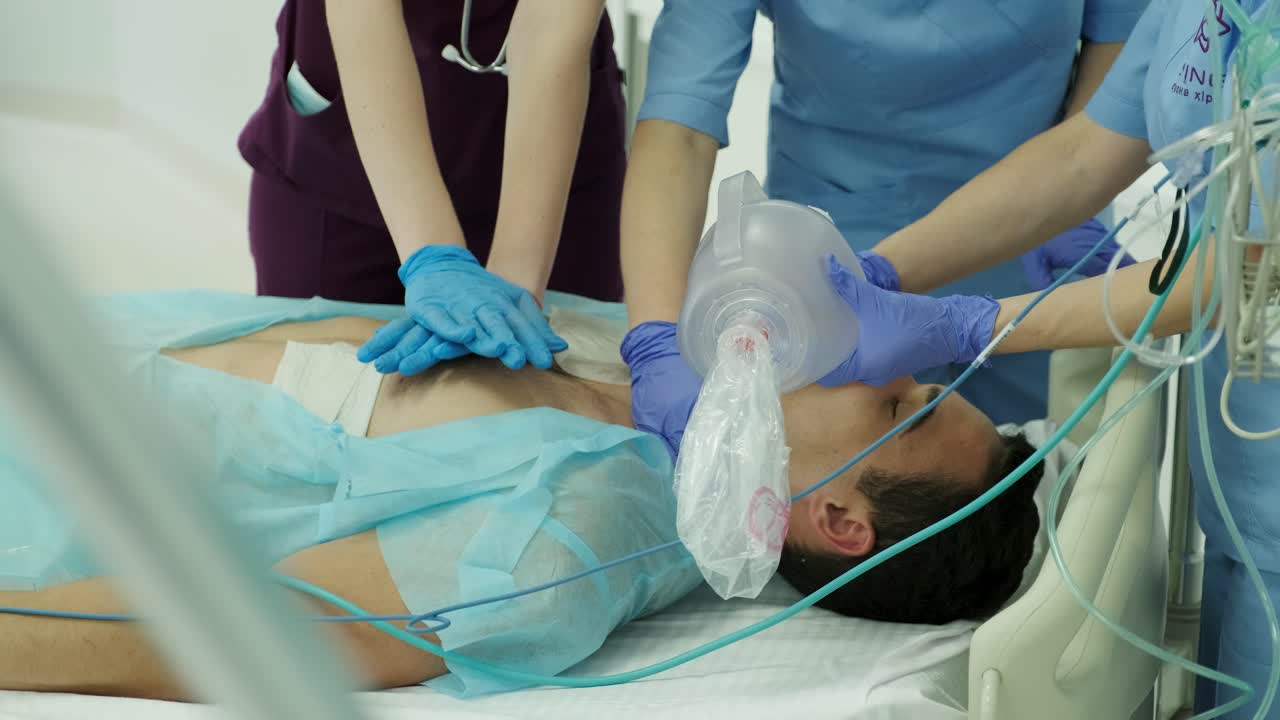 los médicos salvan la vida de un paciente con respiración artificial