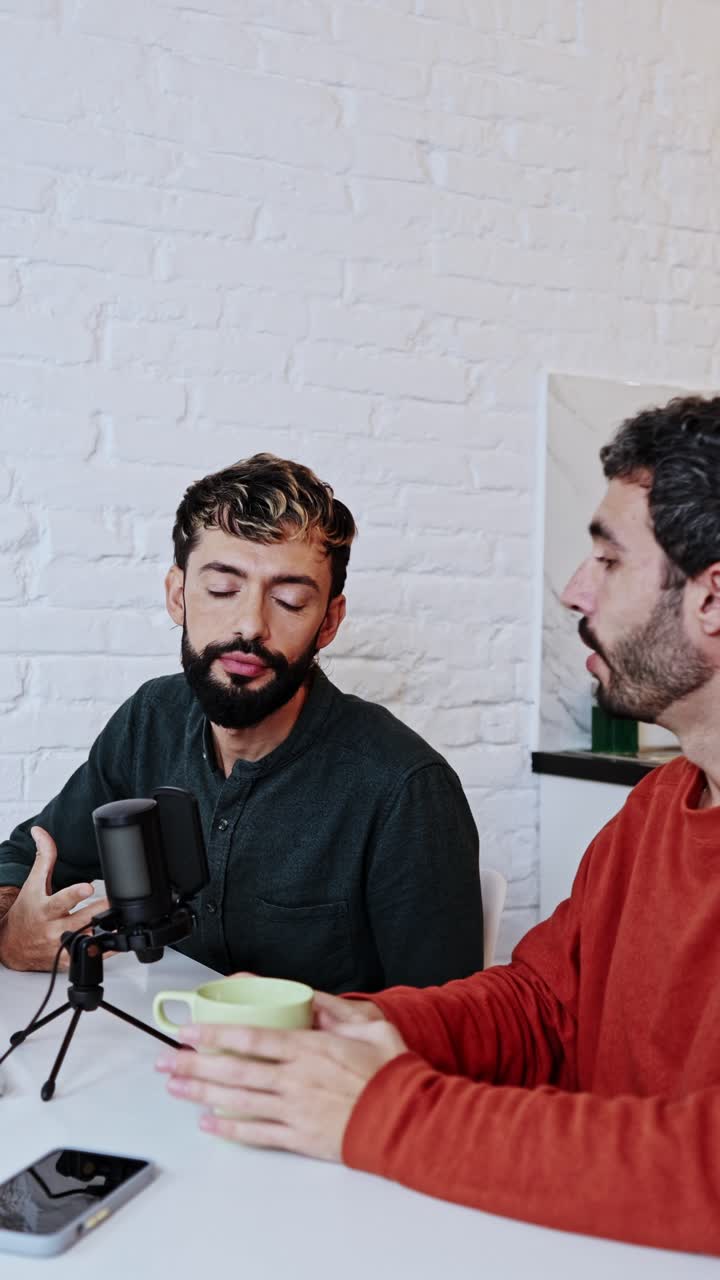 Due uomini che registrano un podcast e conversano.