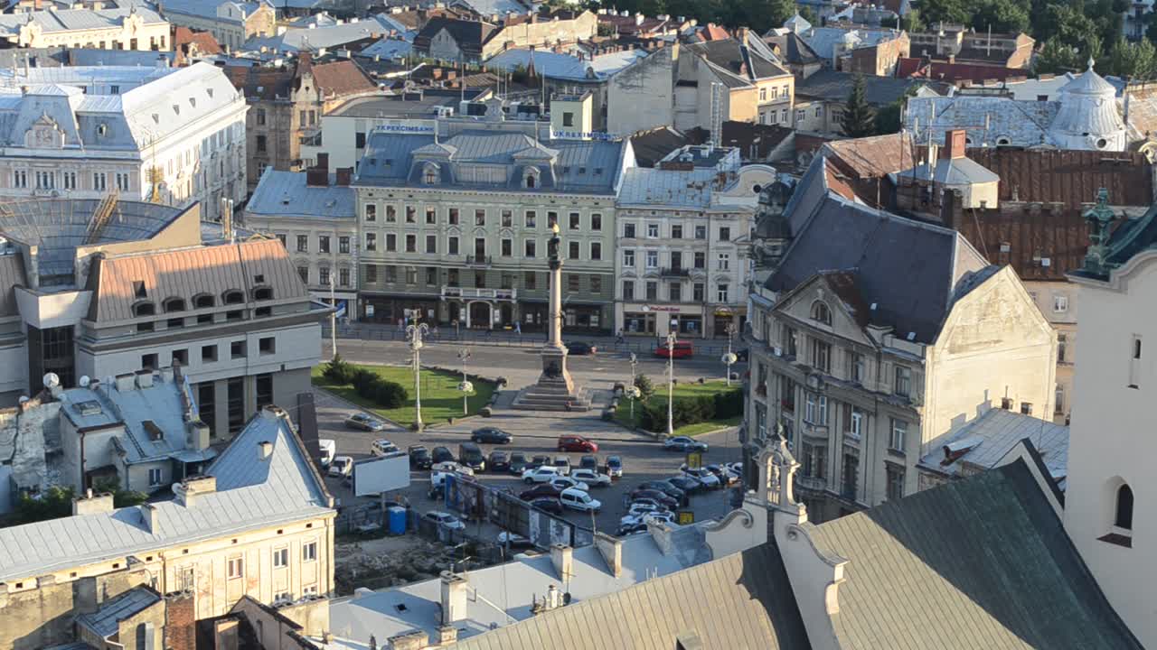 Adam Mickiewicz-monumentet i Lviv. Adam Mickiewicz-monumentet i Lviv, Ukraine. Mickiewicz (1798-1855) var en polsk nationaldigter, essayist, oversætter, publicist og politisk forfatter. Lviv, Ukraine