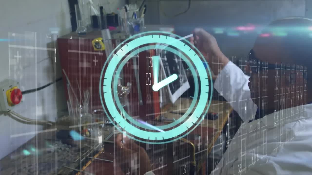 animación de reloj en movimiento sobre científico masculino biracial trabajando en el laboratorio