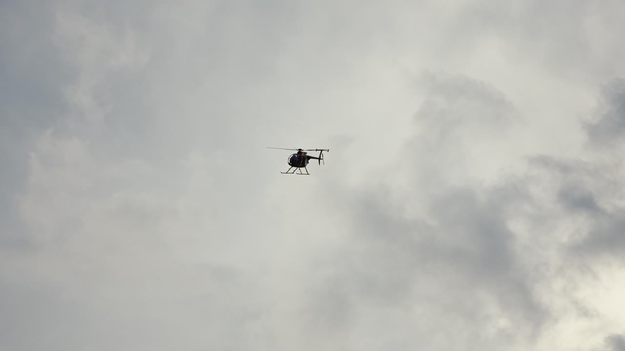 helicóptero volando por encima de la cabeza en cámara lenta