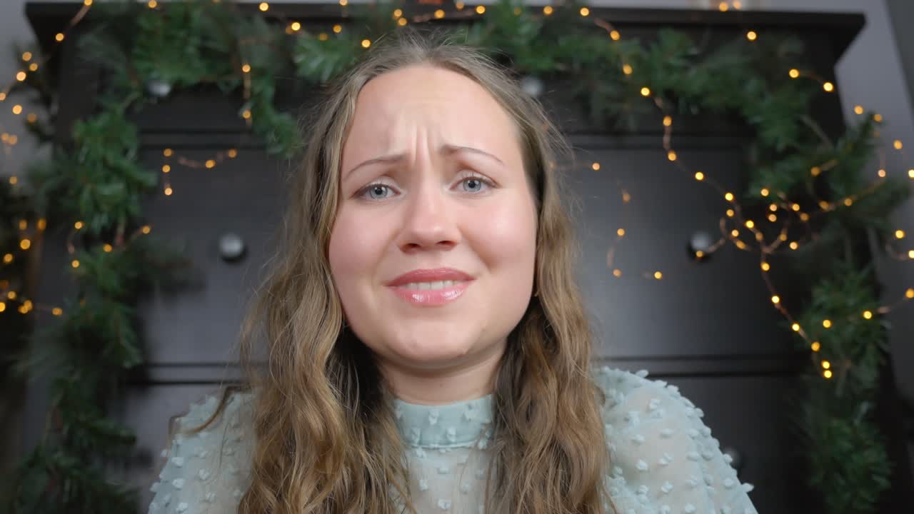 abrir regalos no deseados y cerrarlos con decepción.