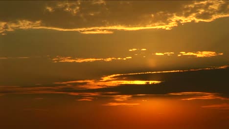 Eine-Goldene-Sonne-Lugt-Durch-Eine-Wolkenbank