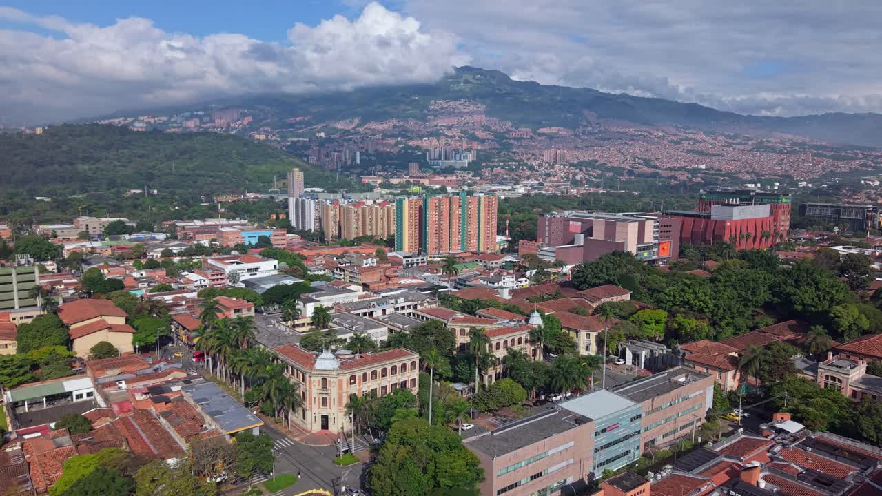 Veduta aerea della città di Medellín con montagne, paesaggio urbano vibrante