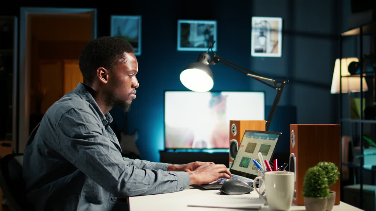 trabajador autónomo que trabaja desde su hogar e investiga diferentes temas