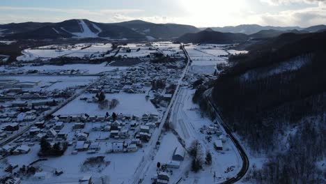 Ciudad-Y-Pueblo-Cubiertos-De-Nieve-En-El-Valle-De-La-Montaña