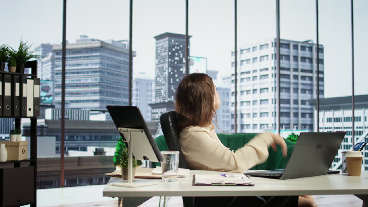 Mulher de negócios determinada a inventar maneiras de aumentar os lucros da empresa.