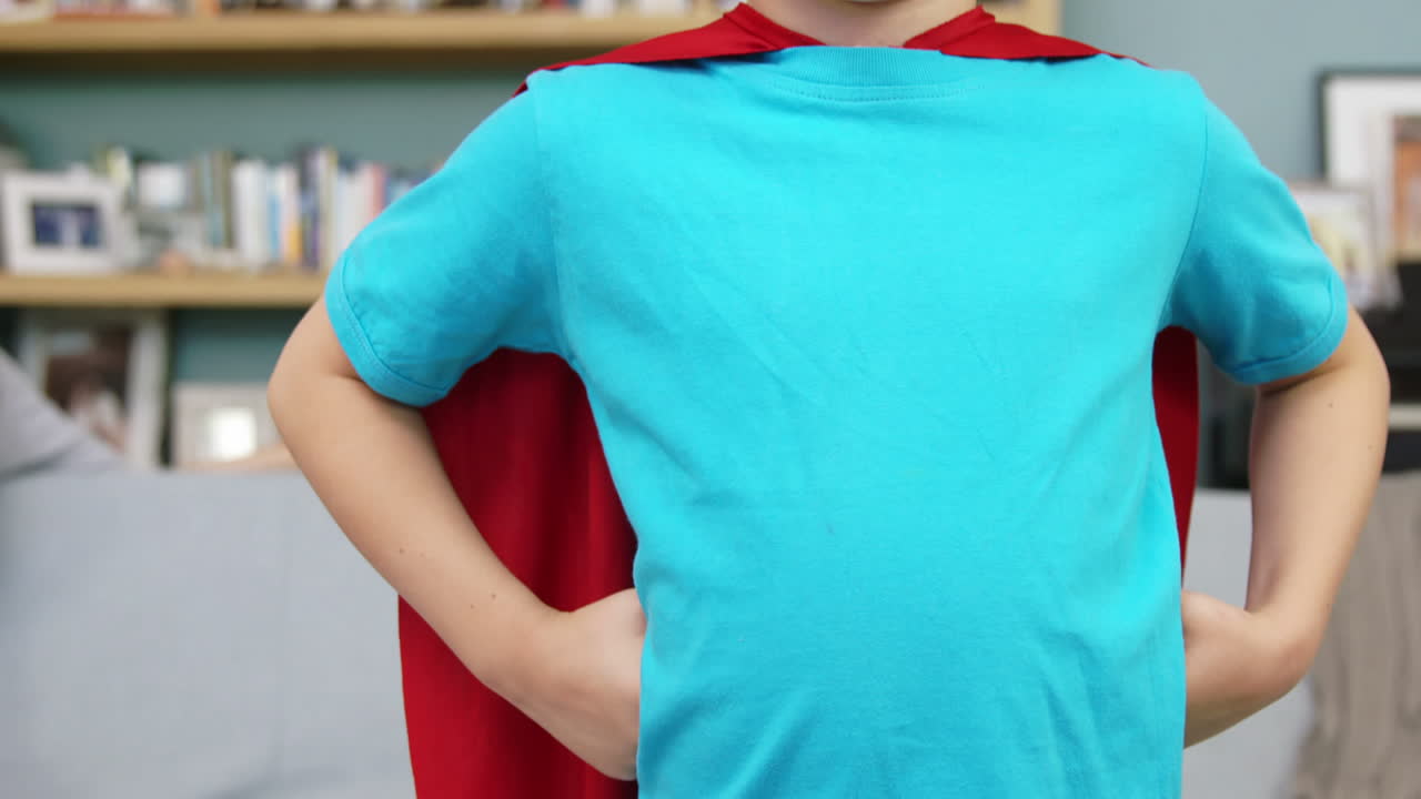 un niño pequeño fingiendo ser un superhéroe.