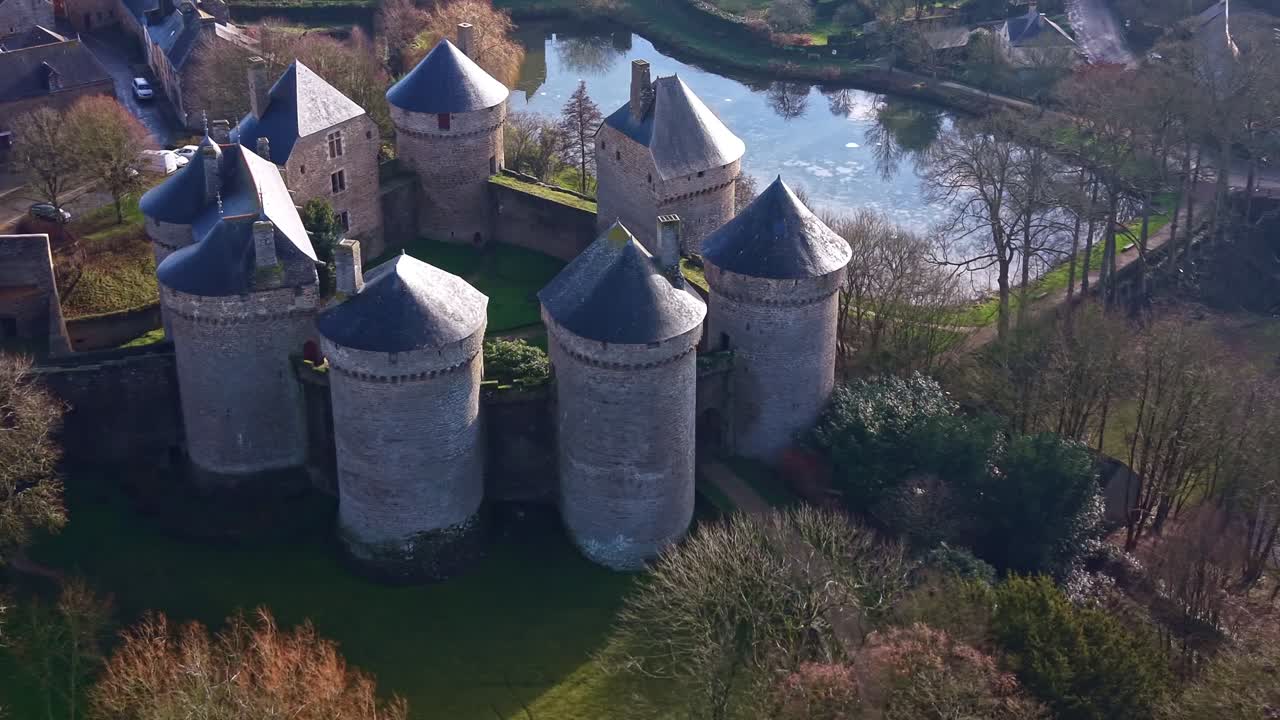 Le château de Lassay-les-Châteaux, avec ses tours circulaires en pierre et les douves qui l’entourent, dans la ville de Lassay-les-Châteaux, Mayenne, Pays de la Loire, France, vue aérienne au drone