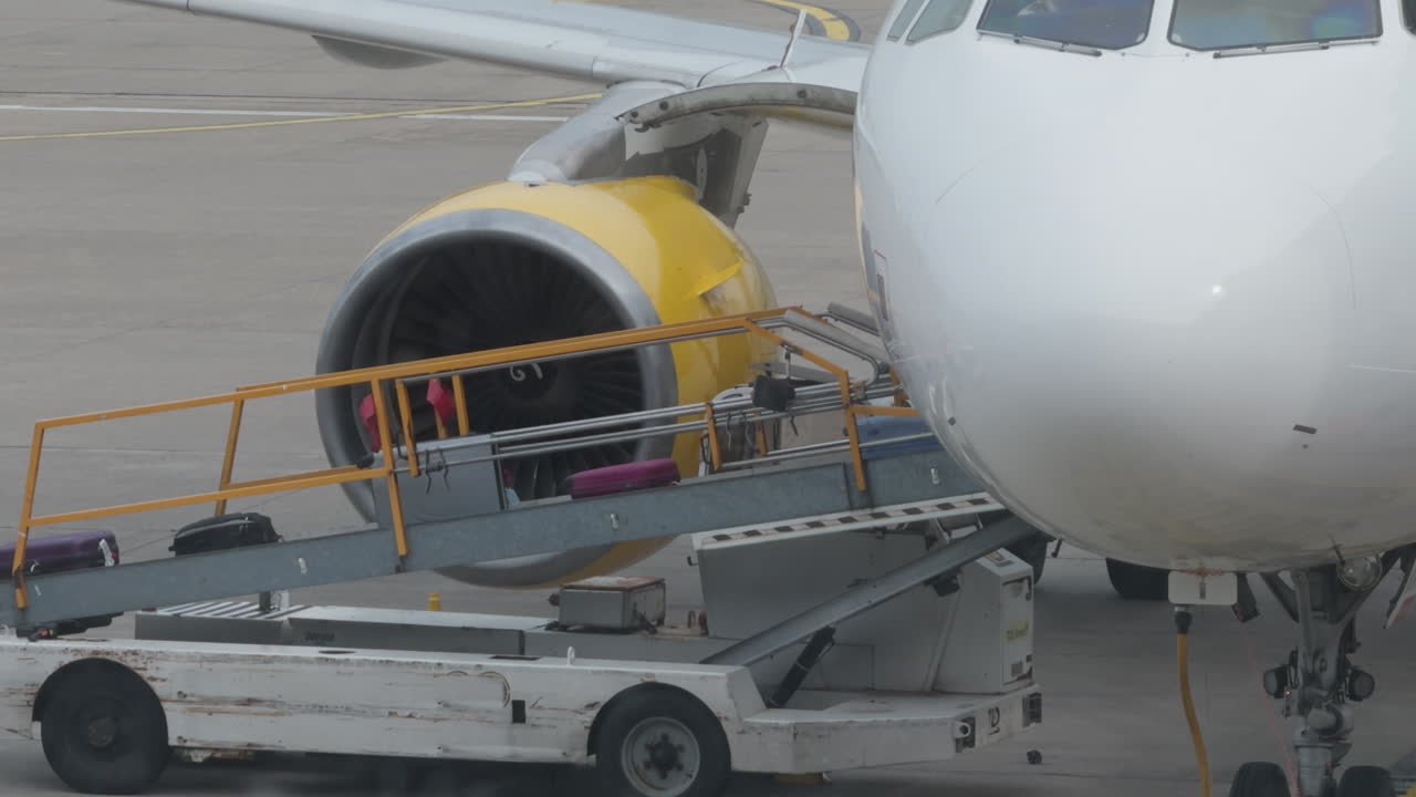 equipaje cargado en la bodega de una aeronave que se prepara para el despegue