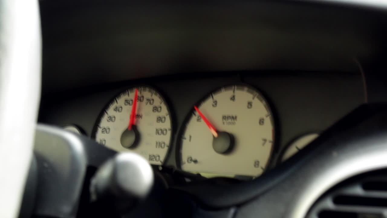 다이얼과 게이지를 보면서 작은 차를 타고 고속도로를 60mph 주행