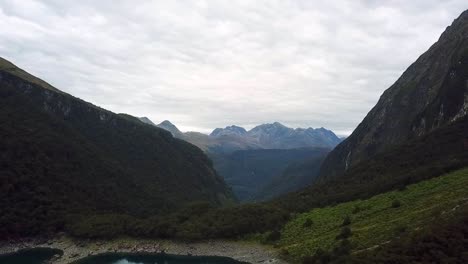 vista de drones del lago marian, isla sur, nueva zelanda