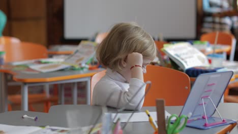 Mädchen-Zeichnet-Am-Tisch-Im-Klassenzimmer.-Ausbildung.-Kind-Sitzt-An-Einem-Schreibtisch