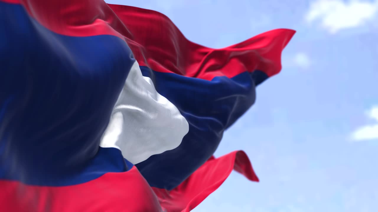 은 날 바람에 흔들리는 라오스 국기 상세한 모습