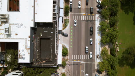 tráfico de vista aérea de pájaro en la concurrida calle urbana del centro de austin texas, drone 4k