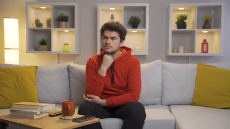 el hombre que mira la televisión se alegra.